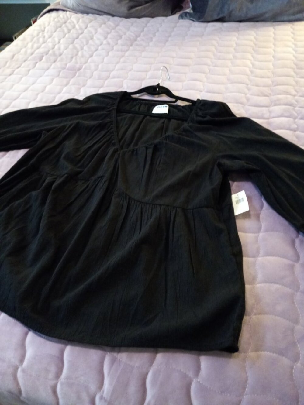 OLD NAVY V-NECK Peasant top in Black - Picture 2 of 5
